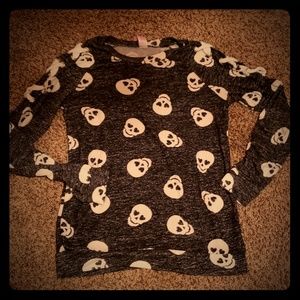 Long sleeve skull shirt super cute